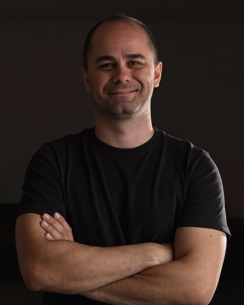 Đorđe Grujović, founder of Klarnio, arms crossed, in a black T-shirt